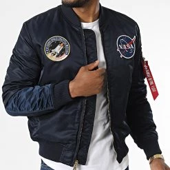 Offres 💯 Veste Bomber MA-1 VF Nasa 166107LP Bleu Marine de Alpha Industries 🌟 -California Jewels Soldes alpha industries 339061 166107LP 07 20220930T160303 03