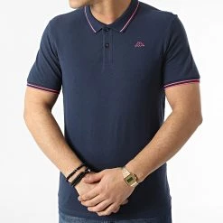 Meilleure vente ✔️ Polo A Manches Courtes Logo Ezio 351683W Bleu Marine de Kappa 💯 -California Jewels Soldes kappa 301301 351683W A00 20220207T161753 03