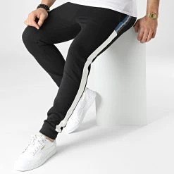 Bon marché 👍 Pantalon Jogging A Bandes Logo Ipole 38126BW Noir de Kappa 🛒 -California Jewels Soldes kappa 301328 38126BW 005 20220203T162635 03
